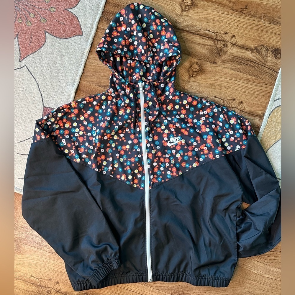 Nike Heritage Woven Floral lightweight Jacket. Size small. Like new condition